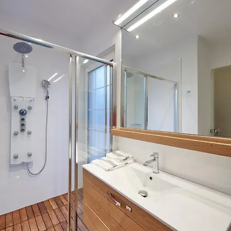 Vilă Luxury 4 Bdrm With Pvt Pool On The