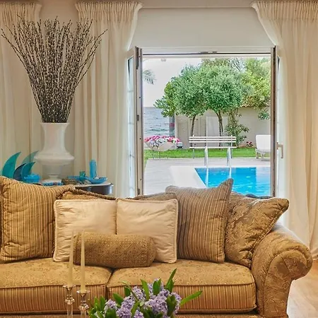 Vilă Luxury 4 Bdrm With Pvt Pool On The